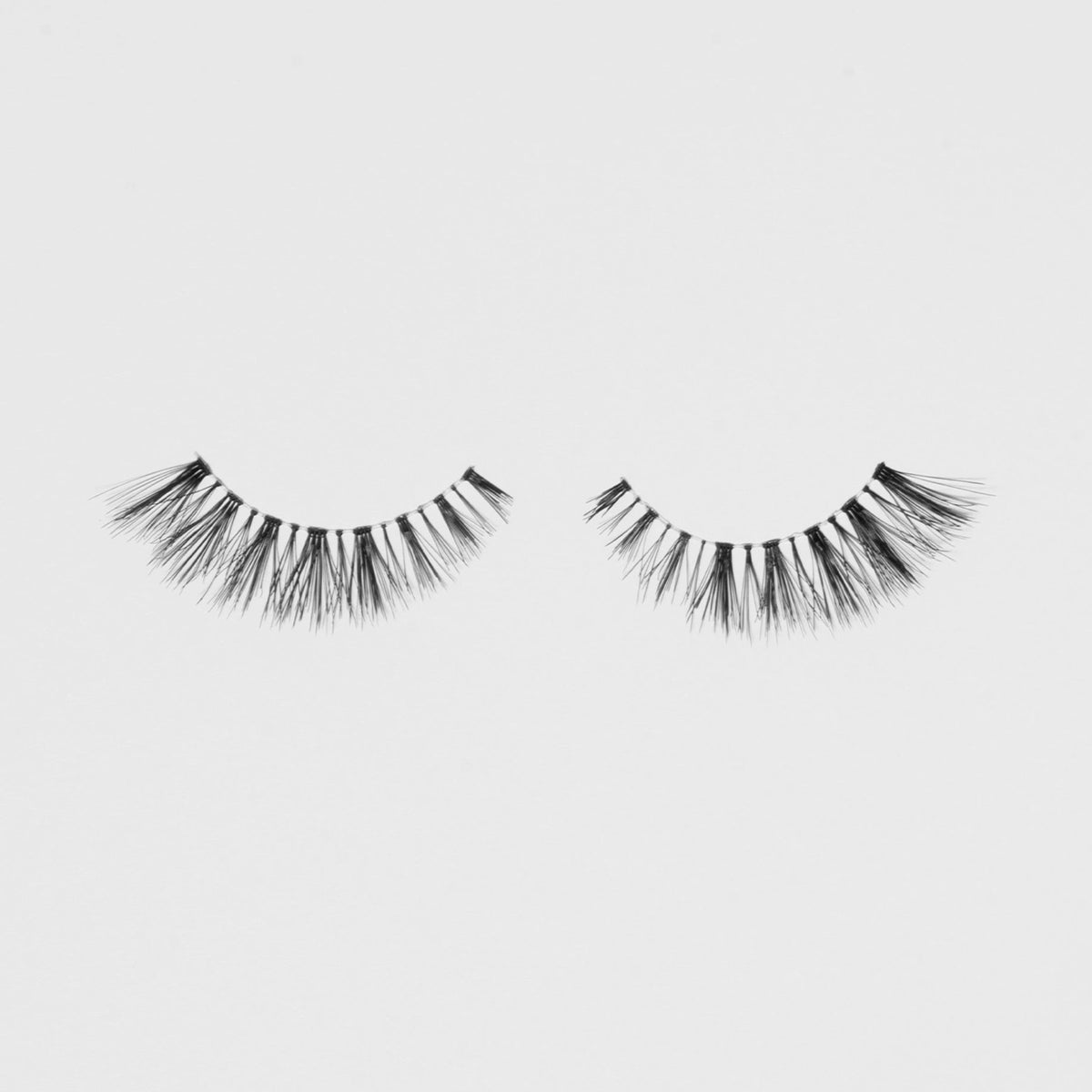Ein Paar "The Lash" künstliche Wimpern im Stil "Rockstar" von LH Cosmetics mit ausfächernden und schmalen und dickeren angeordneten Härchen.