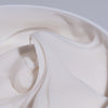 Nahaufnahme der weißen Geltextur von Living Proof Curl Elongator in einem Behälter.