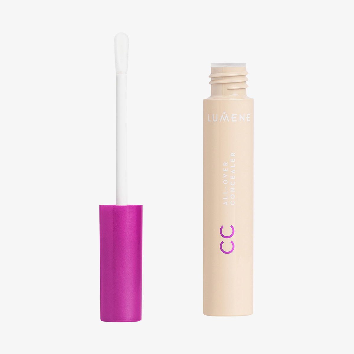 Geöffnete beige Tube Lumene CC All-Over Concealer in der Farbe 00 Ultra Light neben lila-pinker Kappe und Applikatior auf weißem Hintergrund.