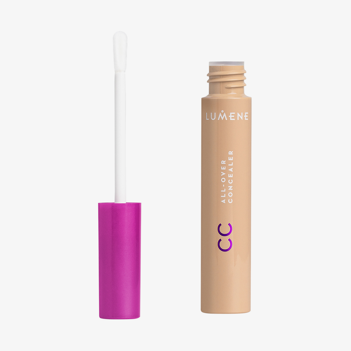 Geöffnete mittelbeige Tube Lumene CC All-Over Concealer in der Farbe 2 Medium neben lila-pinker Kappe und Applikatior auf weißem Hintergrund.