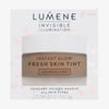 Weiße Verpackung des Lumene INVISIBLE ILLUMINATION Instant Glow Fresh Skin Tint in Universal Deep mit Abbildung des Tiegels.