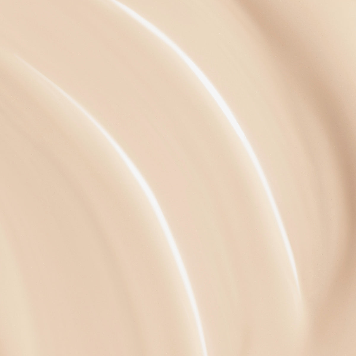 Nahaufnahme der hellbeigen cremigen Textur der Lumene Invisible Illumination Serum in Foundation SPF30 in der Farbe 0.