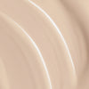 Nahaufnahme der hellbeigen cremigen Textur der Lumene Invisible Illumination Serum in Foundation SPF30 in der Farbe 0.5.