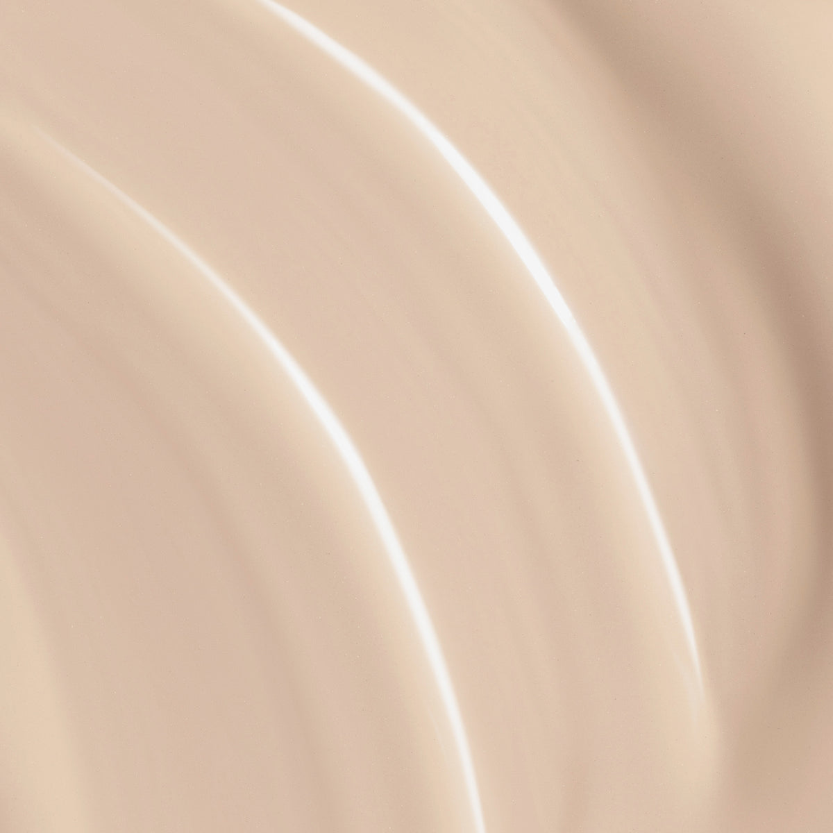 Nahaufnahme der hellbeigen cremigen Textur der Lumene Invisible Illumination Serum in Foundation SPF30 in der Farbe 0.5.