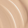 Nahaufnahme der beigen cremigen Textur der Lumene Invisible Illumination Serum in Foundation SPF30 in der Farbe 1.5.