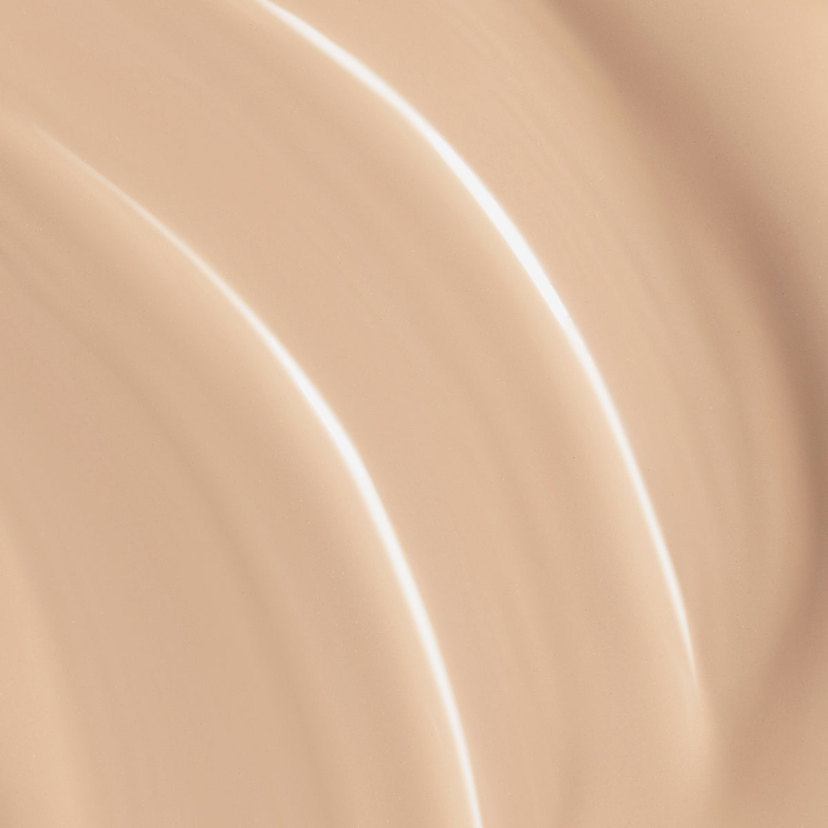 Nahaufnahme der beigen cremigen Textur der Lumene Invisible Illumination Serum in Foundation SPF30 in der Farbe 1.5.