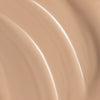 Nahaufnahme der beigen cremigen Textur der Lumene Invisible Illumination Serum in Foundation SPF30 in der Farbe 2.