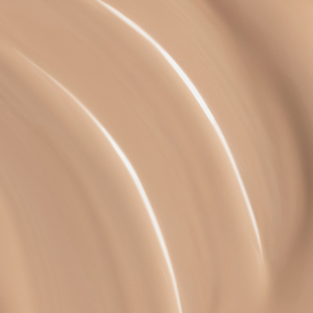 Nahaufnahme der beigen cremigen Textur der Lumene Invisible Illumination Serum in Foundation SPF30 in der Farbe 2.
