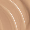 Nahaufnahme der beigen cremigen Textur der Lumene Invisible Illumination Serum in Foundation SPF30 in der Farbe 4.