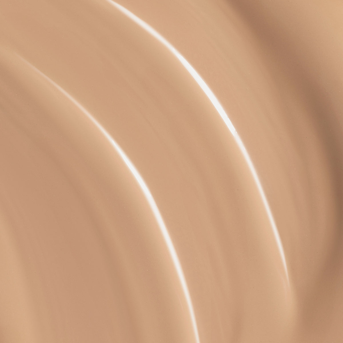 Nahaufnahme der beigen cremigen Textur der Lumene Invisible Illumination Serum in Foundation SPF30 in der Farbe 4.