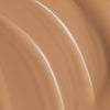 Nahaufnahme der warmbeigen cremigen Textur der Lumene Invisible Illumination Serum in Foundation SPF30 in der Farbe 5.