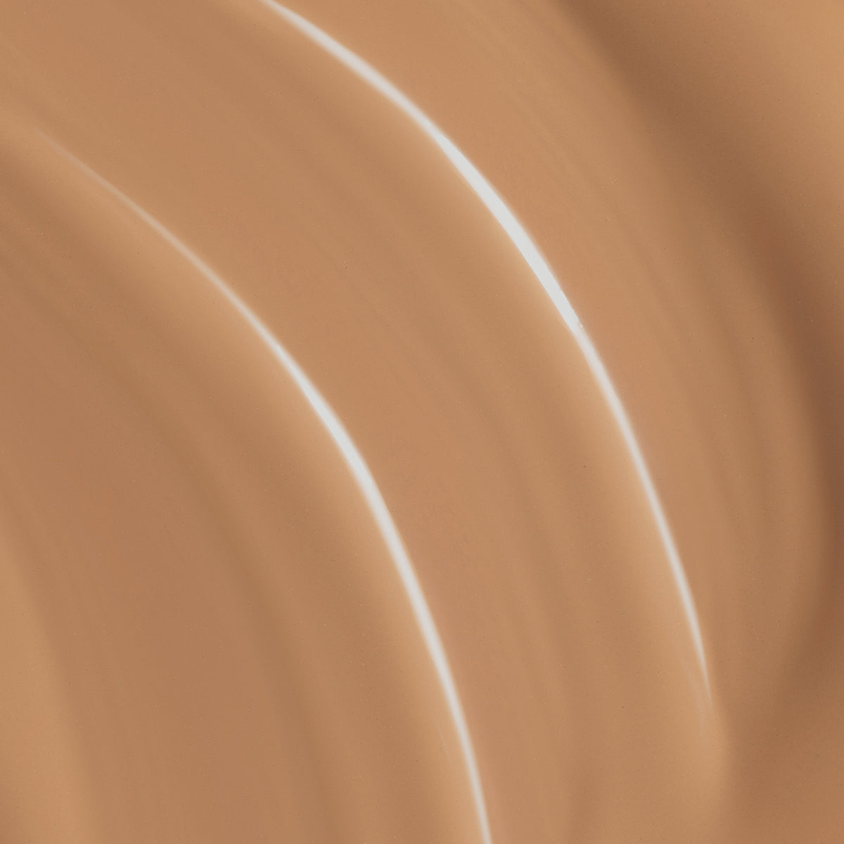 Nahaufnahme der warmbeigen cremigen Textur der Lumene Invisible Illumination Serum in Foundation SPF30 in der Farbe 5.