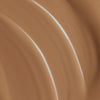 Nahaufnahme der braunen cremigen Textur der Lumene Invisible Illumination Serum in Foundation SPF30 in der Farbe 6.