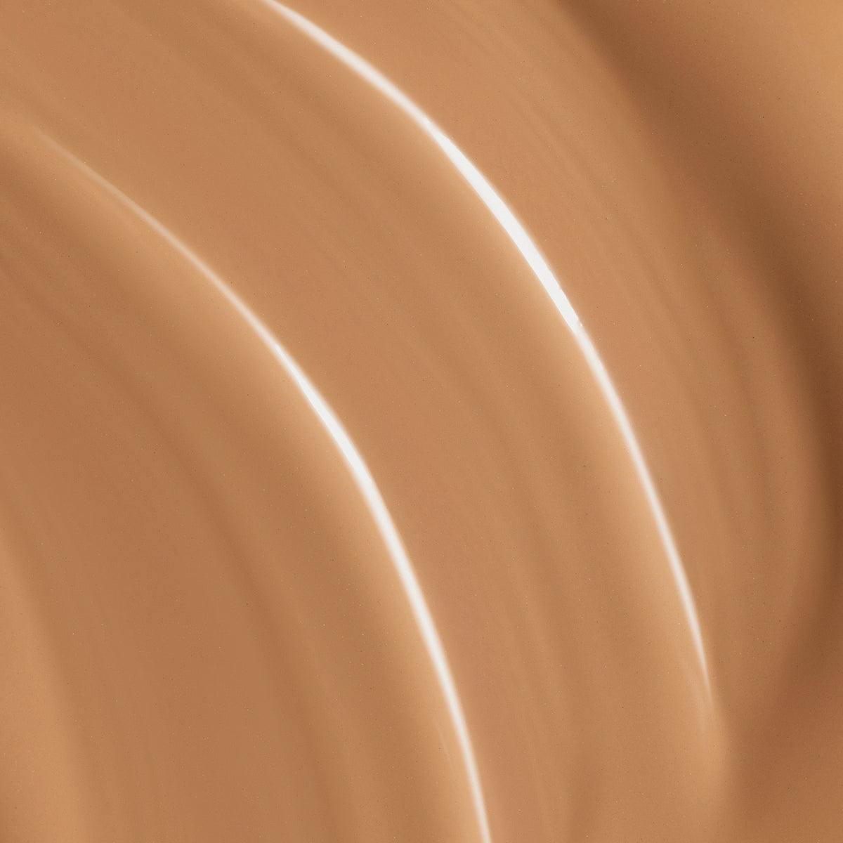 Nahaufnahme der warmbraunen cremigen Textur der Lumene Invisible Illumination Serum in Foundation SPF30 in der Farbe 7.