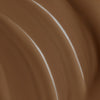 Nahaufnahme der kastanienbraunen cremigen Textur der Lumene Invisible Illumination Serum in Foundation SPF30 in der Farbe 8.