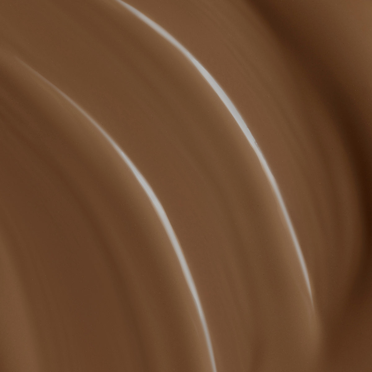 Nahaufnahme der kastanienbraunen cremigen Textur der Lumene Invisible Illumination Serum in Foundation SPF30 in der Farbe 8.