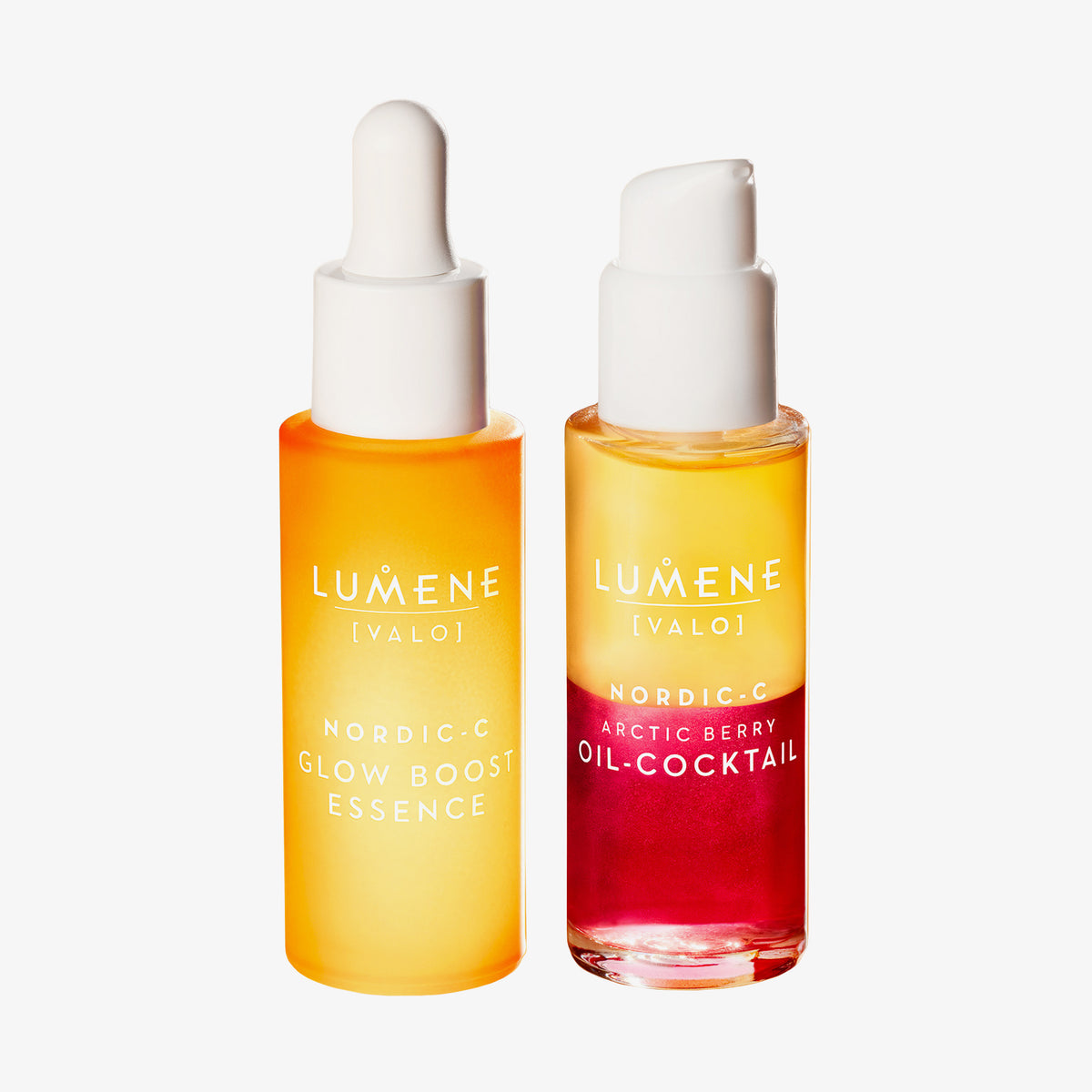 Zwei Flaschen Lumene NORDIC-C [VALO] Glow Boost Essence + Oil-Cocktail aus dem NORDIC-C [VALO] Essence + Oil-Cocktail Duo Set.