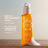 Der orangefarbene Flakon des Lumene Nordic-C [VALO] Exfoliating Gel Cleanser schäumt und unterstreicht damit seine exfolierende und strahlende Wirkung.