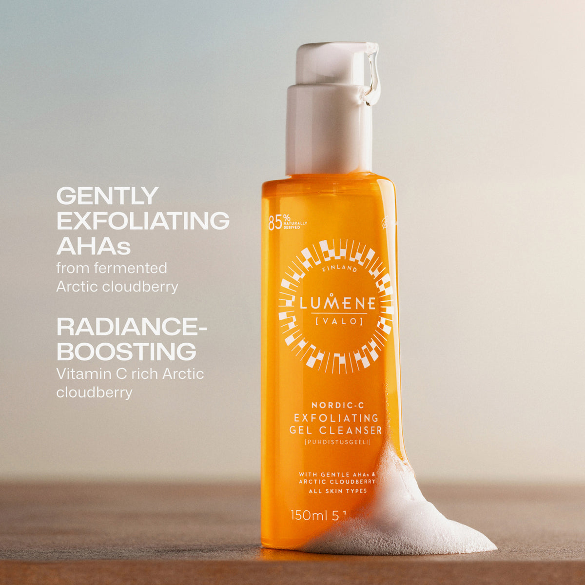 Der orangefarbene Flakon des Lumene Nordic-C [VALO] Exfoliating Gel Cleanser schäumt und unterstreicht damit seine exfolierende und strahlende Wirkung.
