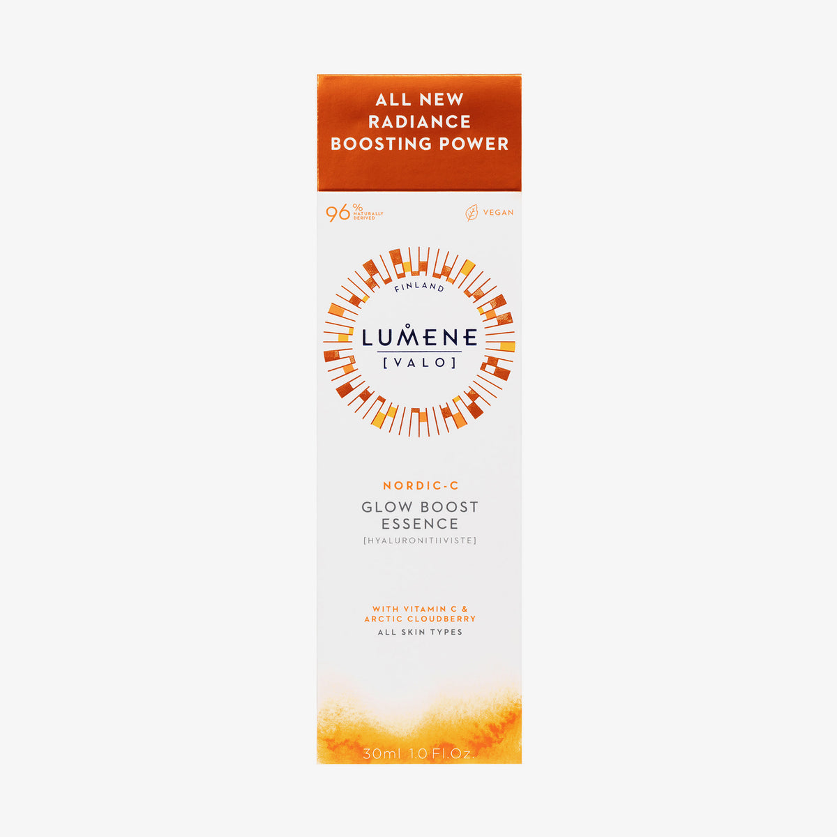 Weiße Verpackung der Lumene NORDIC-C [VALO] Glow Boost Essence mit orangefarbenen Akzenten auf weißem Hintergrund.