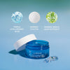 Geöffneter blauer Tiegel der Lumene Nordic Hydra [LÄHDE] Hydrating Gel Mask  mit weißem Deckel, neben dem Gel und den drei beschrifteten Inhaltsstoffsymbolen oben.