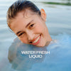 Lächelnde Frau mit nassem Haar im Wasser mit Text 'Water Fresh Liquid'.