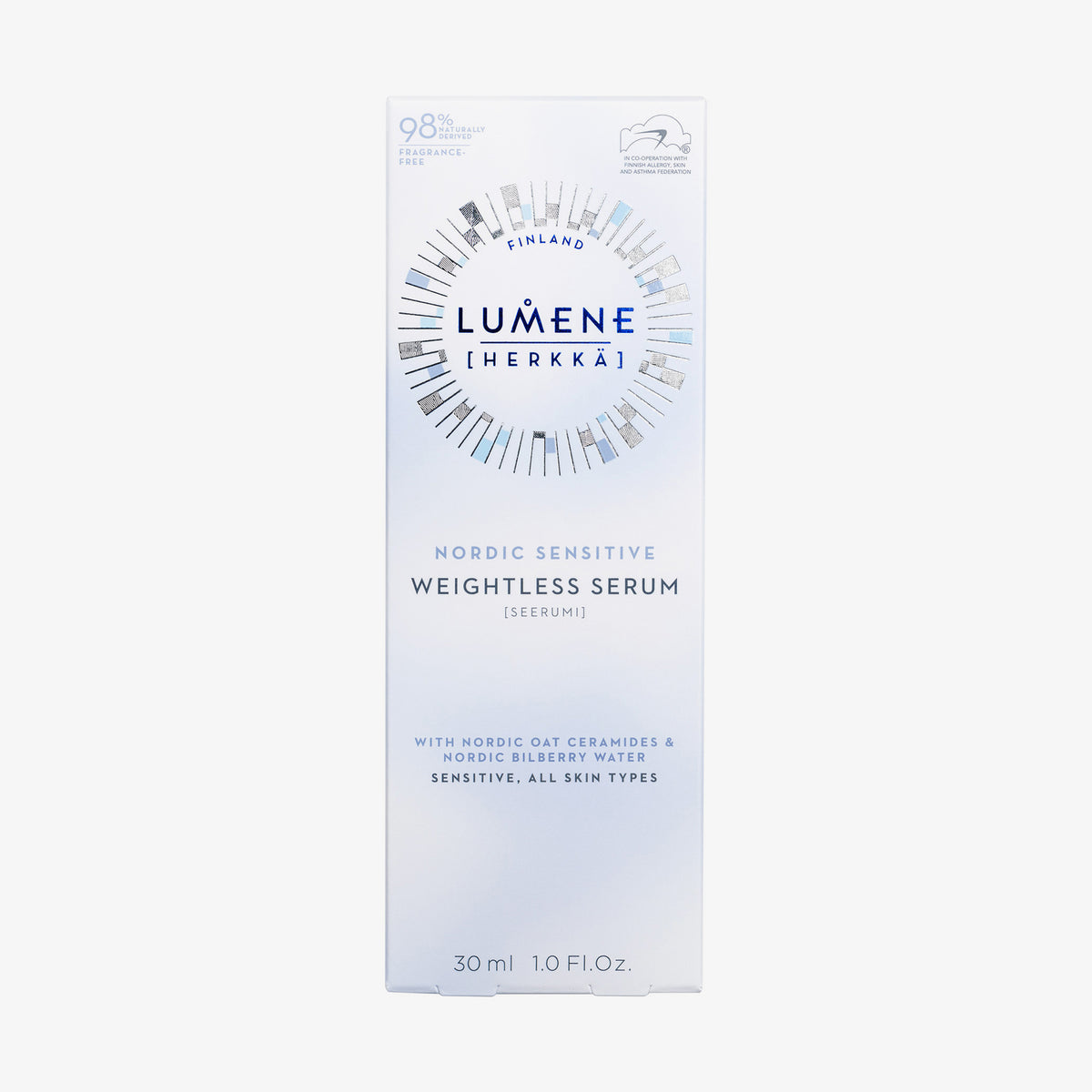 Eine weiße Schachtel Lumene Nordic Sensitive [HERKKÄ] Weightless Serum mit blauen und silbernen Designelementen.