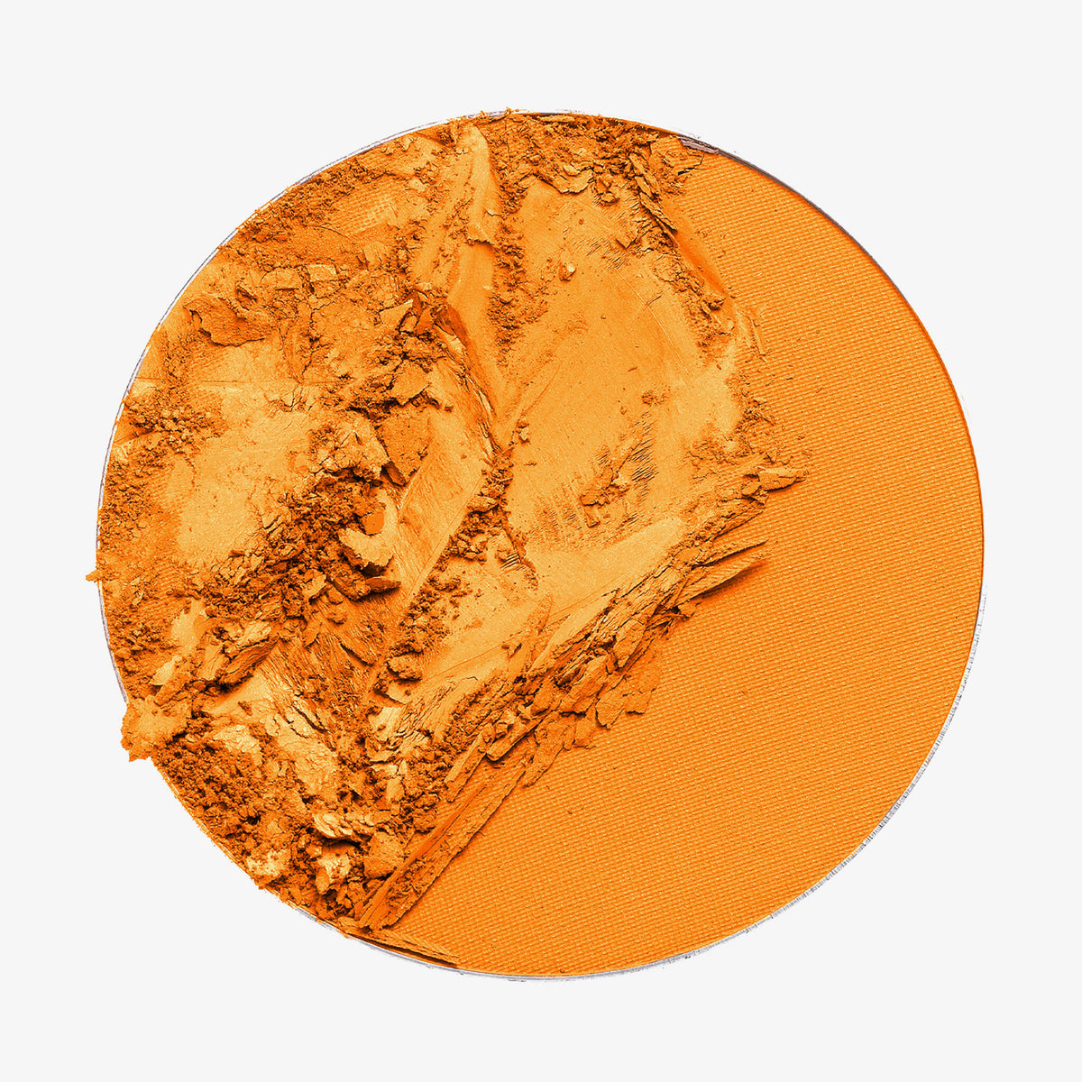 Hergestellt von Mitchell Blursh Press'd: zerkleinertes orangefarbenes Make-up-Pulver in einer runden Schale auf weißem Hintergrund.