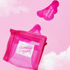 Cooling Clouds-Beutel und Undereye-Pads von MakeUp Eraser, beide in Rosa, auf einem pastellrosa Hintergrund mit Wolkenmotiven.