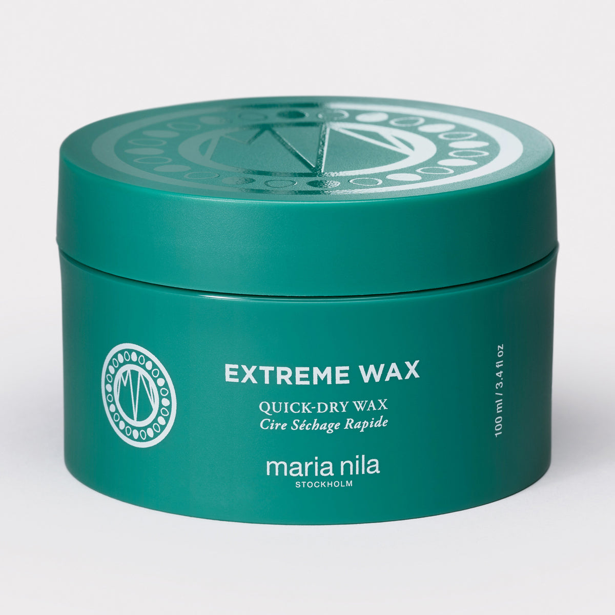Petrolfarbener Tiegel von maria nila Extreme Wax mit weißer Schrift vor weißem Hintergrund.
