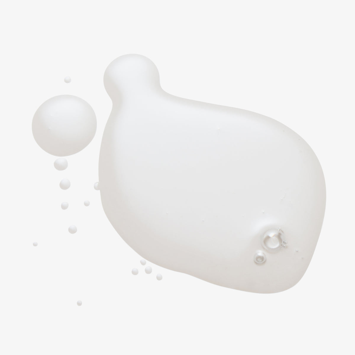 Ein weißer Flüssigkeitstropfen mit kleinen Bläschen, der das Healing Cica Oil von Maria Nila enthält, wird auf einem schlichten weißen Hintergrund dargestellt.