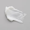 Weißer Klecks der maria nila Pure Volume Masque auf einer hellgraue Oberfläche.