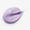 Ein violetter Klecks der maria nila Sheer Silver Masque auf weißem Hintergrund.