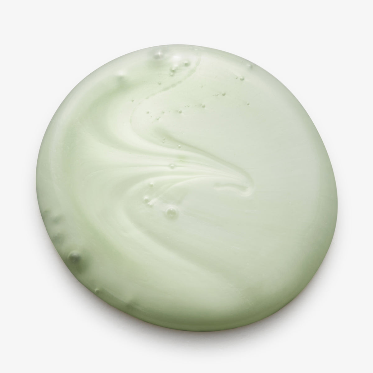 Ein blassgrüner Klecks des maria nila Structure Repair Shampoo auf einer weißem Oberfläche.