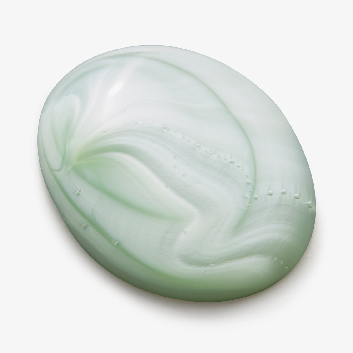 Blassgrüner Klecks des True Soft Shampoo von maria nila auf weißem Hintergrund.
