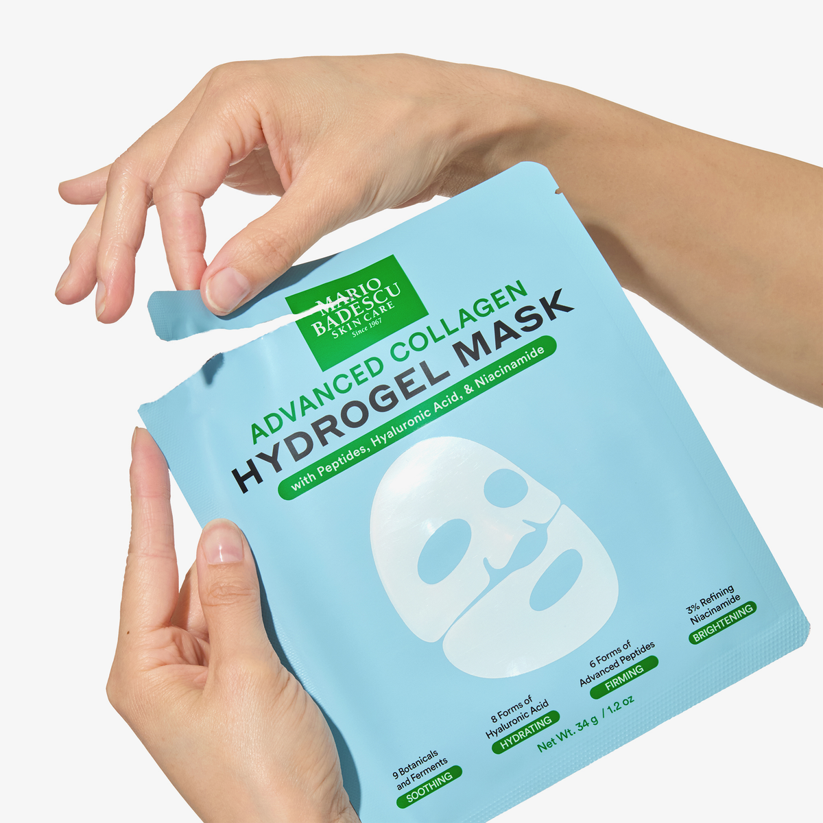 Die Hände öffnen eine blaue Packung der Mario Badescu Advanced Collagen Hydrogel Mask 3er Pack.