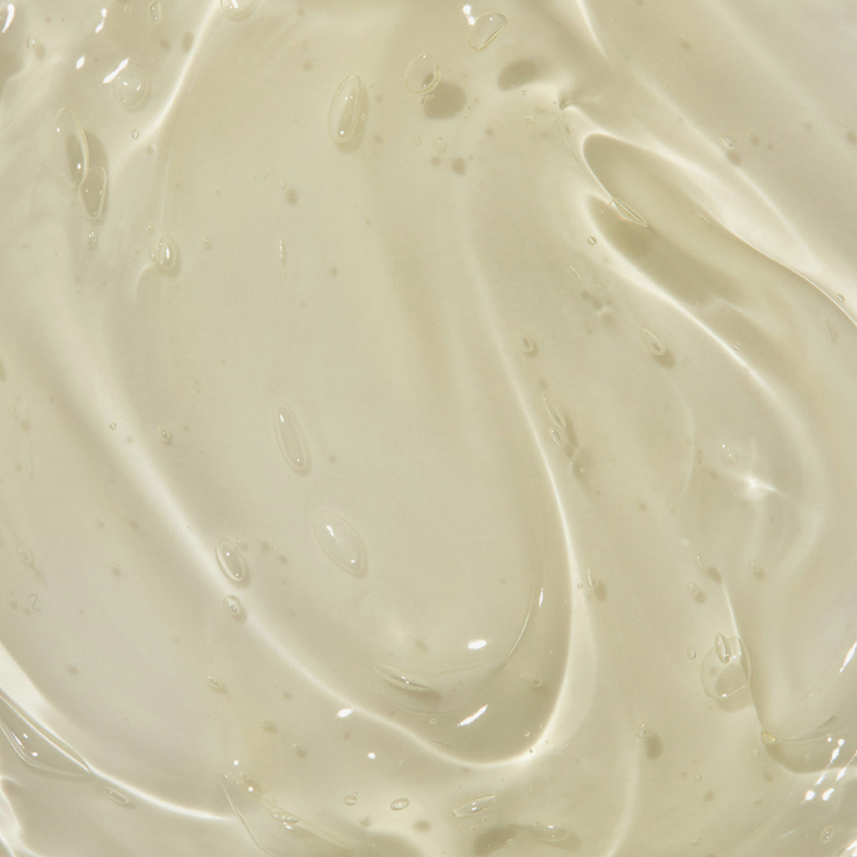 Nahaufnahme des Mario Badescu Anti Acne Serum, eine cremige, glatte und glänzende beigefarbene Textur.