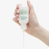 Eine Hand spendet einen Strahl von Mario Badescu Oil Free Moisturizer SPF 30 aus der Flasche.