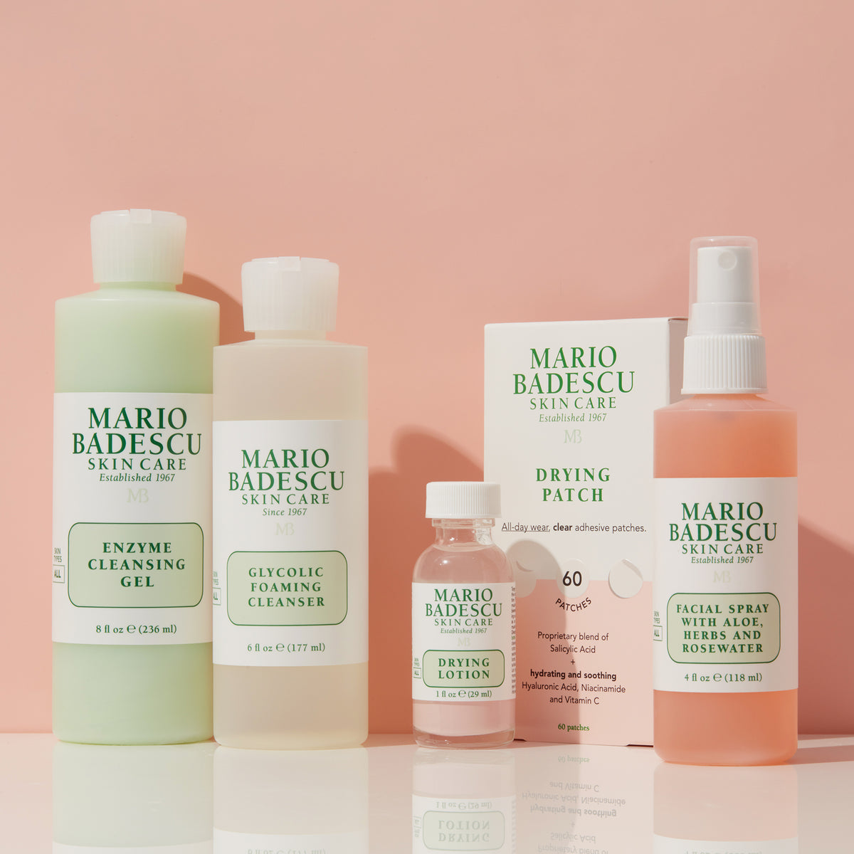 Mario Badescu Hautpflege-Set mit fünf Produkten, darunter Cleanser, Toner, Lotion, Spray und Patches – präsentiert vor rosa Hintergrund.