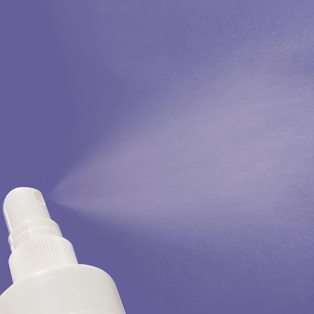 Mario Badescu Repairing Facial Spray w/ Hypochlorous Acid ist in einer weißen Sprühflasche abgebildet, die einen feinen Nebel vor einem einfarbigen lila Hintergrund abgibt.