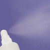 Eine weiße Flasche Mario Badescu Repairing Facial Spray w/ Hypochlorous Acid verteilt einen feinen Nebel vor einem lila Hintergrund.