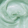 Nahaufnahme eines Swirls der Mario Badescu Seaweed Night Cream mit einer glänzenden, hellgrünen, weichen und glänzenden Textur.