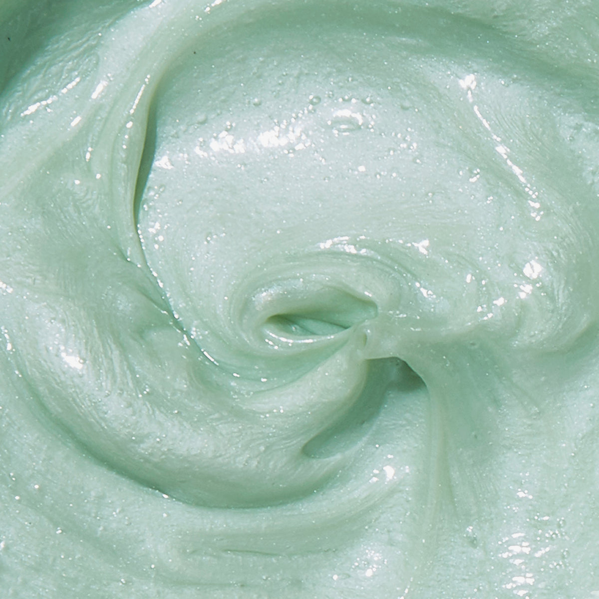 Nahaufnahme eines Swirls der Mario Badescu Seaweed Night Cream mit einer glänzenden, hellgrünen, weichen und glänzenden Textur.
