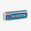 Marvis Zahnpasta Aquatic Mint in blau-weißer Verpackung mit klassischem Portrait-Logo.