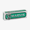 Schachtel Marvis Zahnpasta Classic Strong Mint in grüner und weißer Verpackung im Vintage-Stil.
