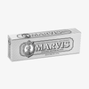 Schachtel mit Marvis Zahnpasta Smokers Whitening Mint Zahnpasta mit einem silbernen Muster und schwarzem Text.