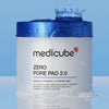 Ein Zero Pore Pad 2.0-Behälter mit Wasserspritzern auf dem blauen Deckel vor einem blauen Hintergrund.