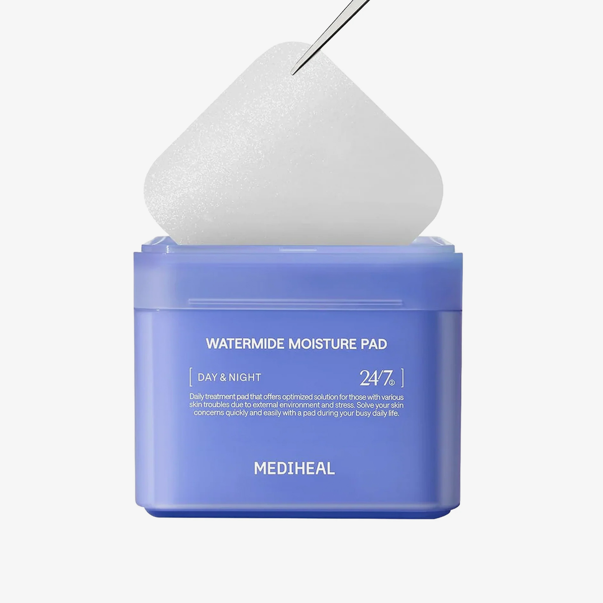 Der Behälter der „Mediheal Watermide Moisture Pad“-Pads ist geöffnet, ein weißes Pad wurde mit einer Pinzette herausgenommen.