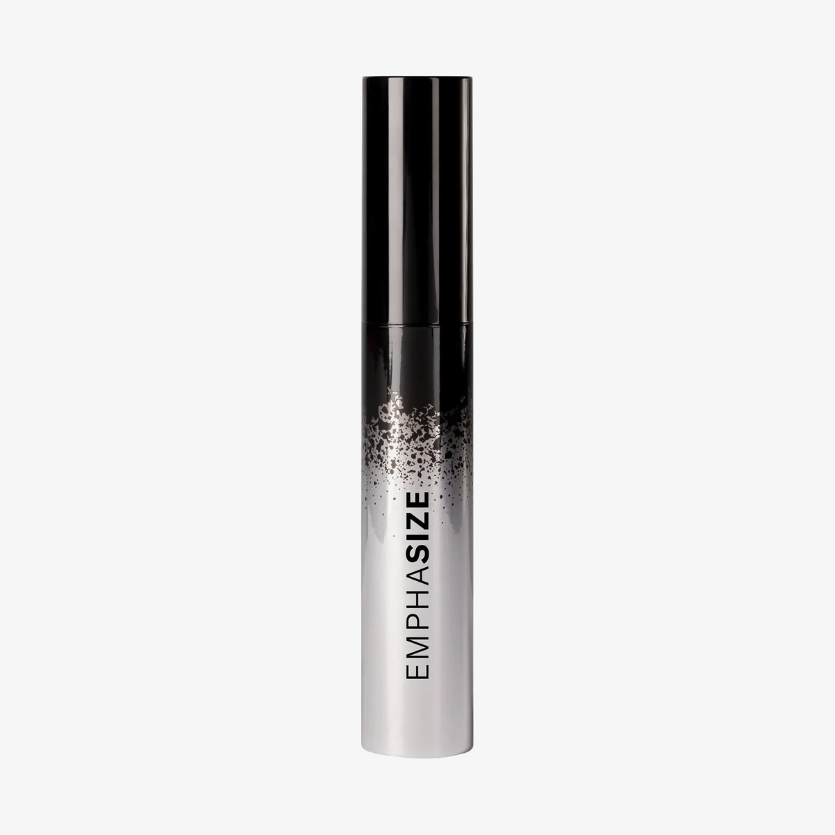 Die schwarz-silberne Tube der Emphasize Mascara von Mesauda Beauty ist mit einem Farbverlauf und einem gesprenkelten Design versehen und mit dem Produktnamen beschriftet.