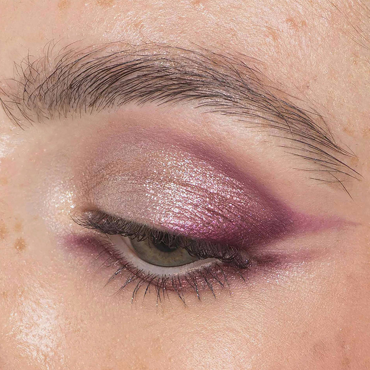 Mit Bare Harmony 2.0 von Mesauda Beauty geschminkter, schimmernder rosa und violetter Lidschatten, weicher Eyeliner und natürliche Augenbrauen.